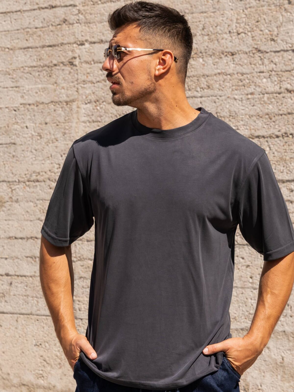 T-Shirt χακί σε oversized γραμμή