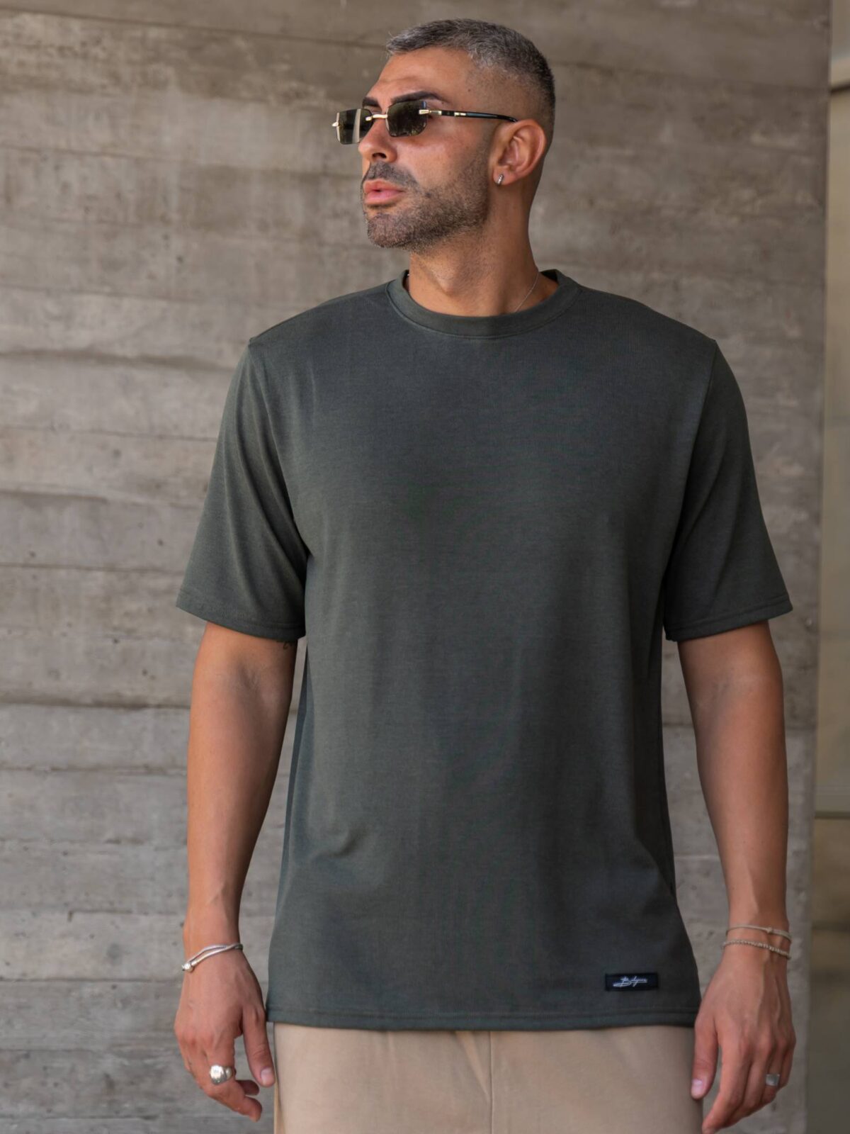 T-Shirt χακί σε oversized γραμμή