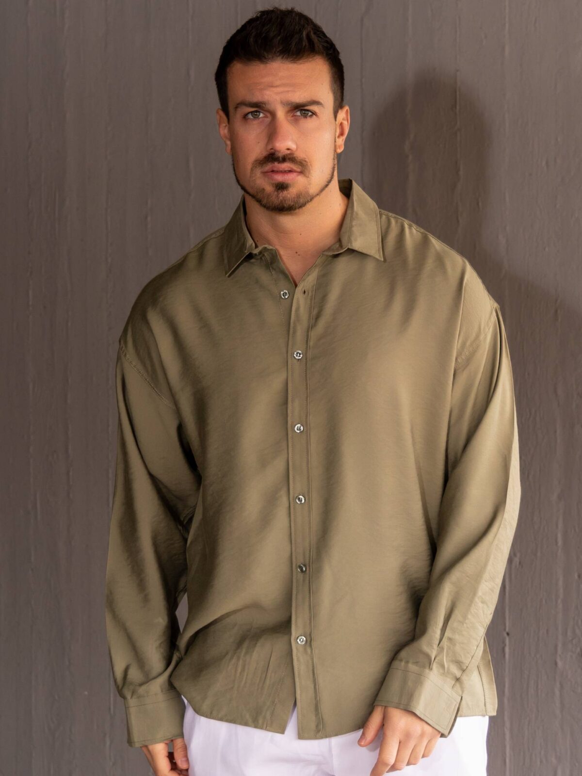 Λινό πουκάμισο χακί σε oversized γραμμή