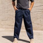 Τζιν σκούρο μπλε σε άνετη γραμμή