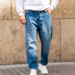 Τζιν σκούρο με φθορές σε άνετη γραμμή