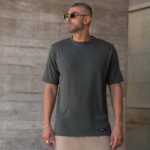 T-Shirt χακί σε oversized γραμμή