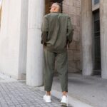 Σετ παντελόνι & πουκάμισο χακί suede σε άνετη γραμμή - Image 5