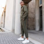 Σετ παντελόνι & πουκάμισο χακί suede σε άνετη γραμμή - Image 4