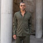 Σετ παντελόνι & πουκάμισο χακί suede σε άνετη γραμμή - Image 2