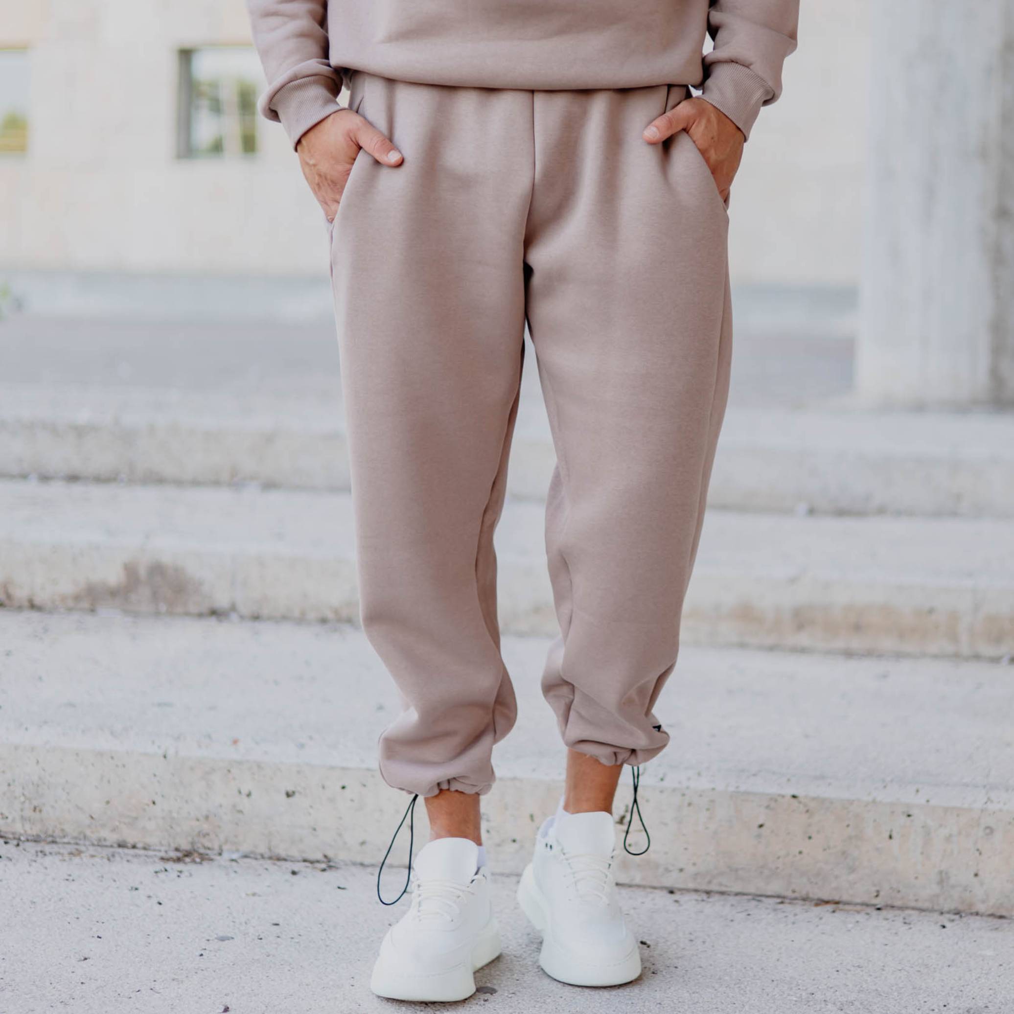 Νέο έργο - 2025-08-29T120400.030 Φόρμα παντελόνι μόκα με κορδόνι σε κανονική γραμμή - Image 1