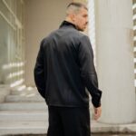 Σετ μαύρο πουκάμισο με φουλάρι & παντελόνι σε άνετη γραμμή - Image 6