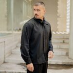 Σετ μαύρο πουκάμισο με φουλάρι & παντελόνι σε άνετη γραμμή - Image 5