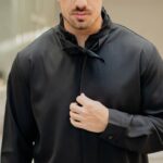 Σετ μαύρο πουκάμισο με φουλάρι & παντελόνι σε άνετη γραμμή - Image 9