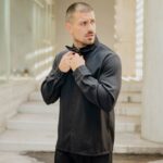 Σετ μαύρο πουκάμισο με φουλάρι & παντελόνι σε άνετη γραμμή - Image 4