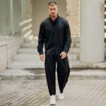 Σετ μαύρο πουκάμισο με φουλάρι & παντελόνι σε άνετη γραμμή