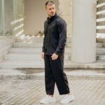 Σετ μαύρο πουκάμισο με φουλάρι & παντελόνι σε άνετη γραμμή - Image 3