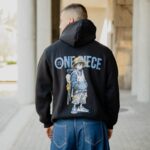 Φούτερ one piece σε μαύρο με κουκούλα σε άνετη γραμμή