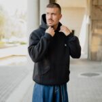 Φούτερ one piece σε μαύρο με κουκούλα σε άνετη γραμμή - Image 3