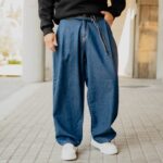 Τζιν baggy με ζώνη σε oversized γραμμή