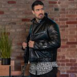 Μπουφάν δερματίνη μαύρο με τρουξ και φερμουάρ σε κανονική γραμμή - Image 3