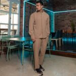 Σετ παντελόνι & πουκάμισο μαο camel σε άνετη γραμμή