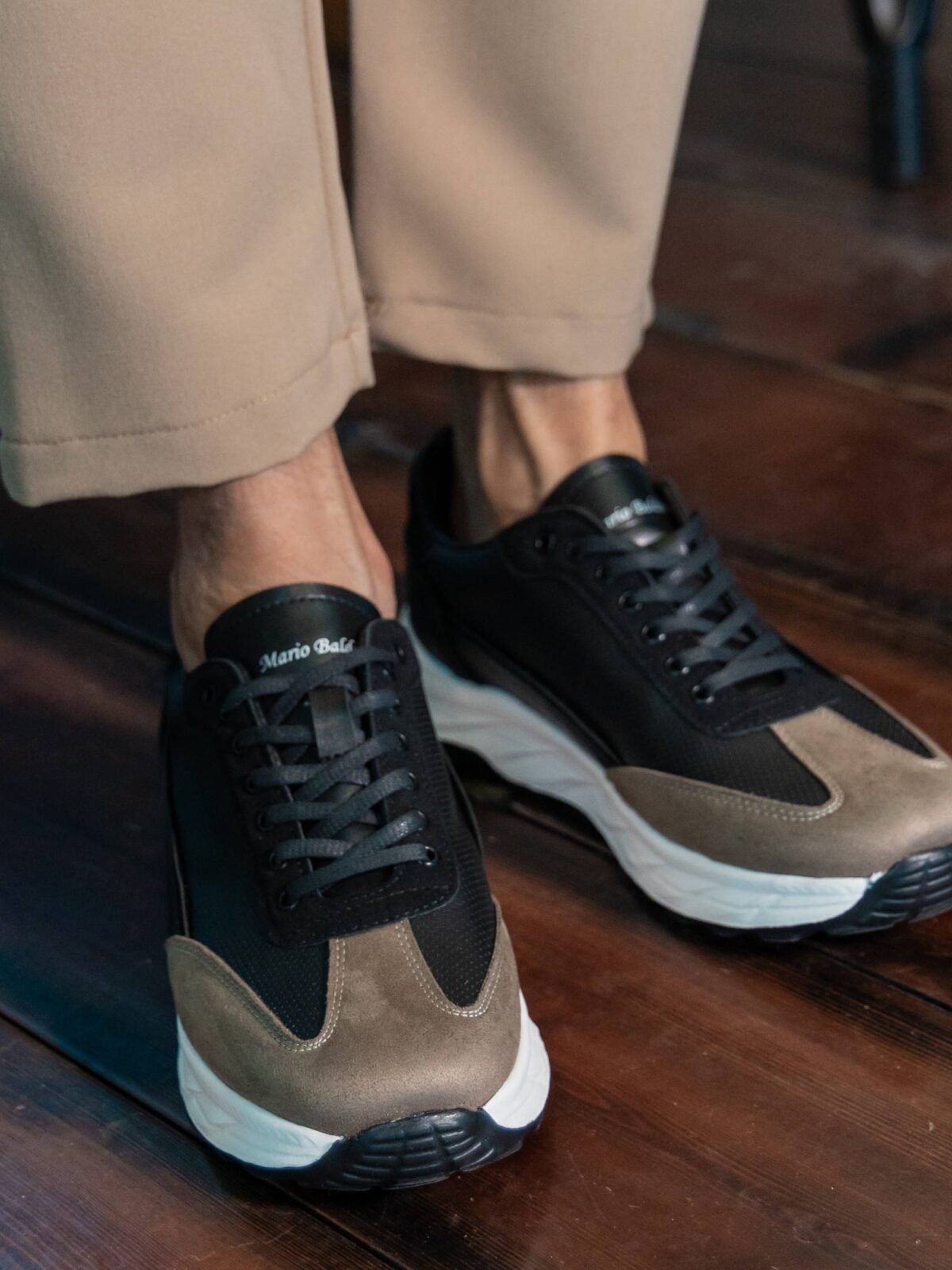 Sneaker καφέ-μαύρο σε άνετη γραμμή