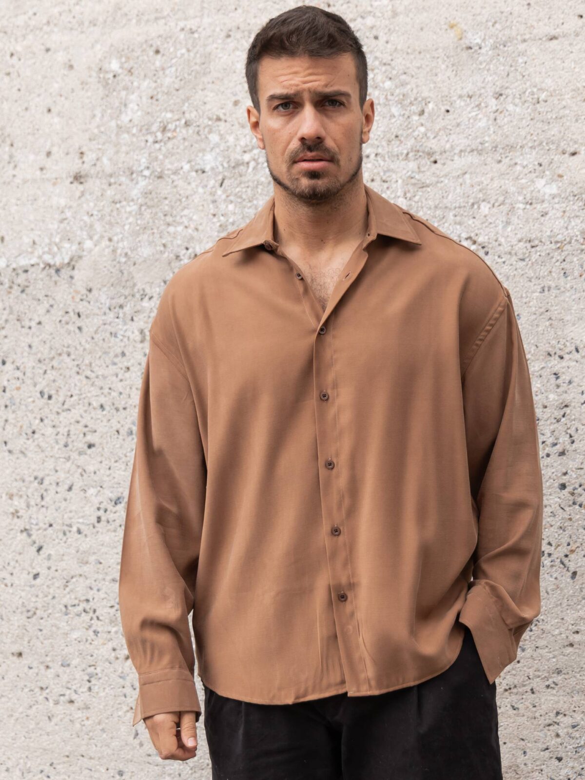 Πουκάμισο-ζακέτα καφέ σε oversized γραμμή