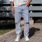 Τζιν με σκισίματα στα γόνατα σε άνετη γραμμή