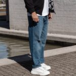 Τζιν με ίσια τσέπη και σκισίματα σε άνετη γραμμή - Image 3