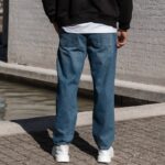 Τζιν με ίσια τσέπη και σκισίματα σε άνετη γραμμή - Image 5