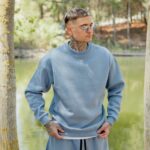 Φούτερ σιελ με λαιμόκοψη σε oversized γραμμή