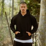 Φούτερ μαύρη με κουκούλα σε oversized γραμμή