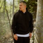 Φούτερ μαύρη με κουκούλα σε oversized γραμμή - Image 2