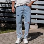 Τζιν με σχέδια σε άνετη γραμμή