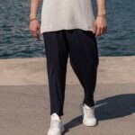 Παντελόνι μπλε με πιέτες σε άνετη γραμμή