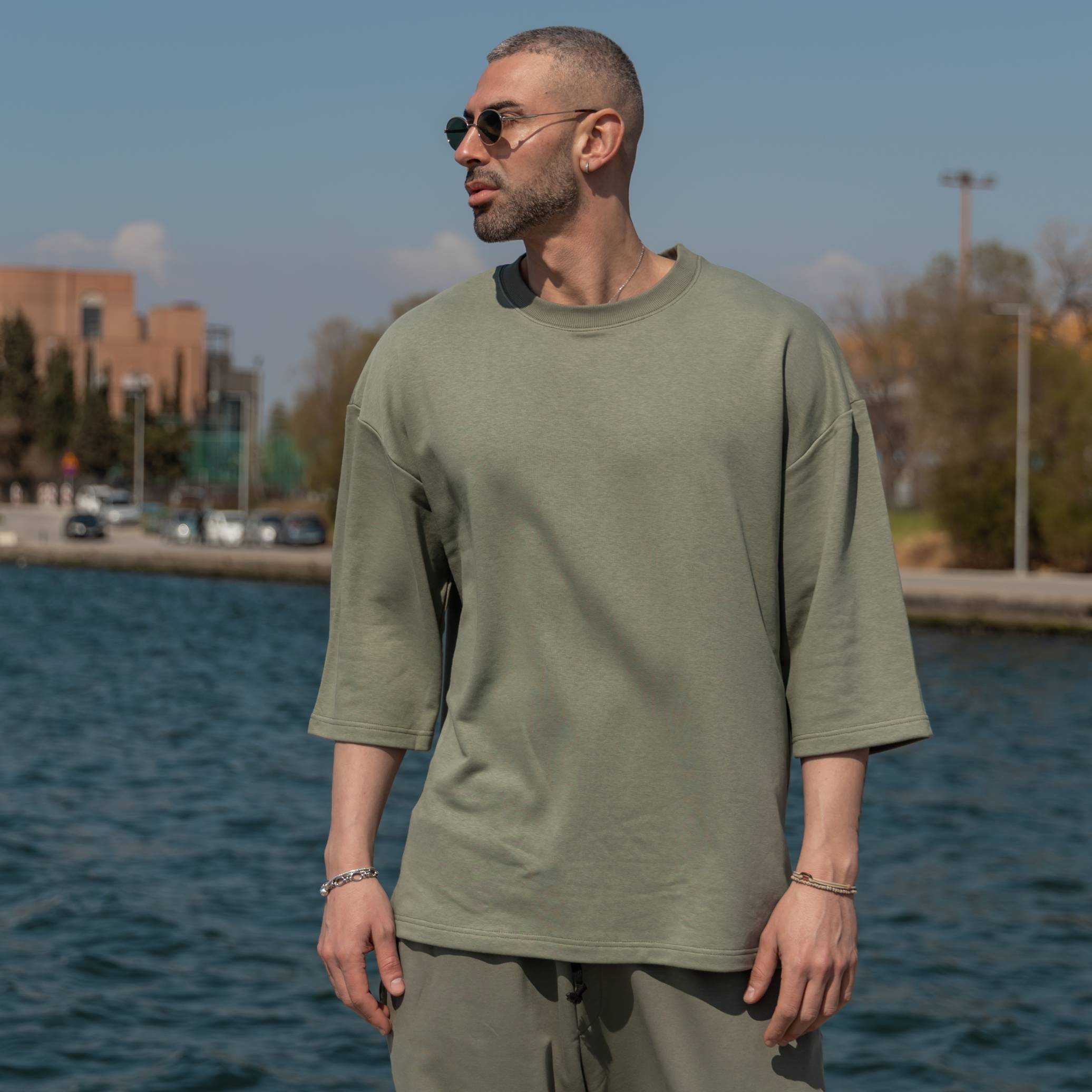 Νέο έργο - 2026-03-16T144040.064 T-shirt μπλούζα 3/4 χακί σε oversized γραμμή - Image 1