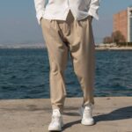 Παντελόνι μπεζ με πιέτες σε άνετη γραμμή