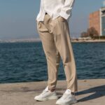 Παντελόνι μπεζ με πιέτες σε άνετη γραμμή - Image 2