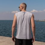 T-shirt αμάνικο πετροπλυμένο γκρι ανοιχτό σε άνετη γραμμή - Image 4