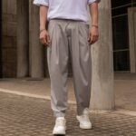 Παντελόνι γκρι με πιέτες σε άνετη γραμμή