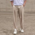 Παντελόνι μπεζ με πιέτες σε άνετη γραμμή