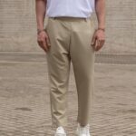 Παντελόνι μπεζ σε άνετη γραμμή