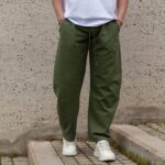 Τζιν baggy χακί σε oversized γραμμή