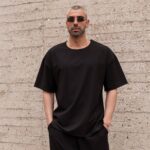 T-shirt μαύρη σε άνετη γραμμή - Image 2