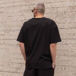 T-shirt μαύρη σε άνετη γραμμή - Image 3