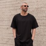T-shirt μαύρη σε άνετη γραμμή