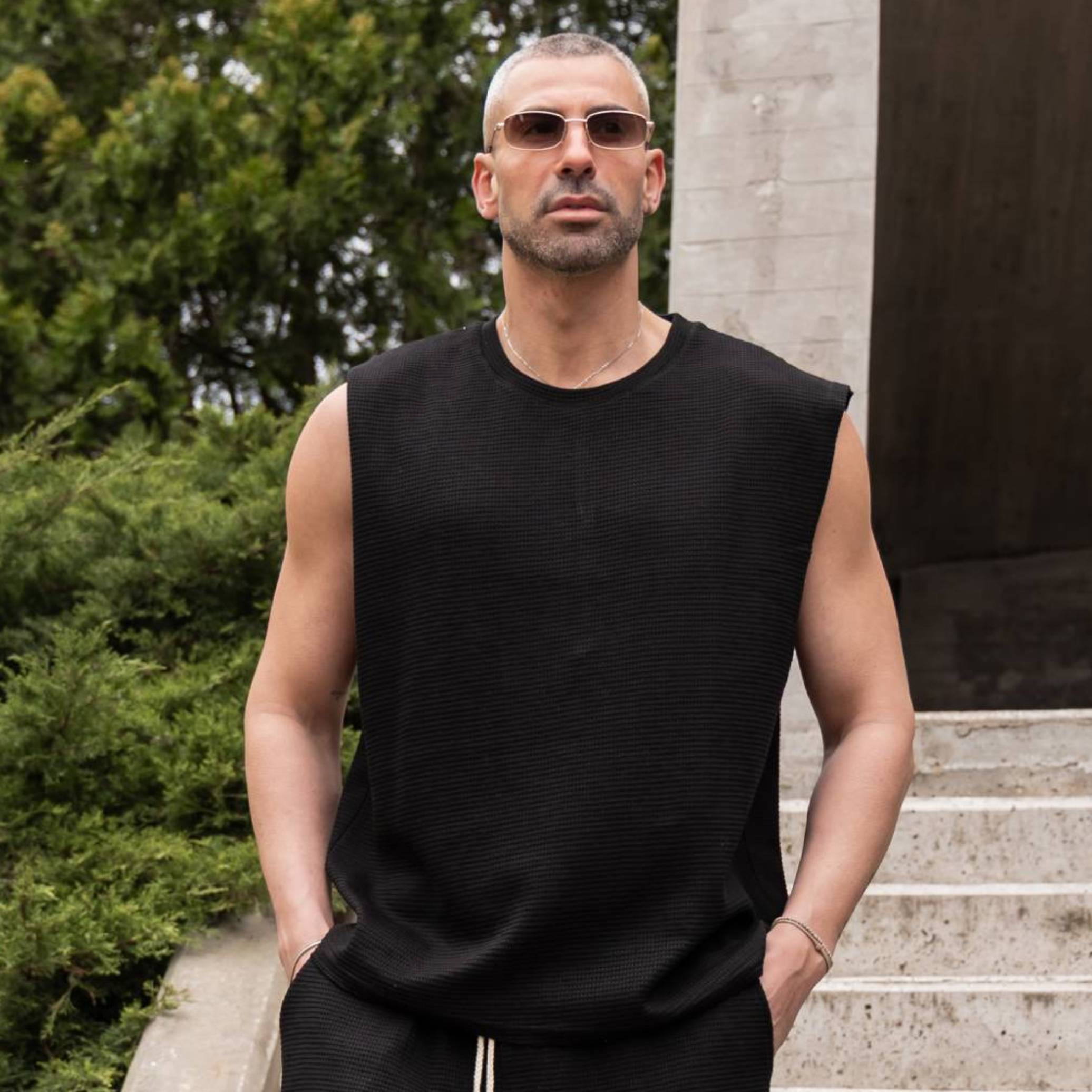 Νέο έργο - 2026-06-08T140554.908 T-shirt αμάνικο μαύρο σε oversized γραμμή - Image 1