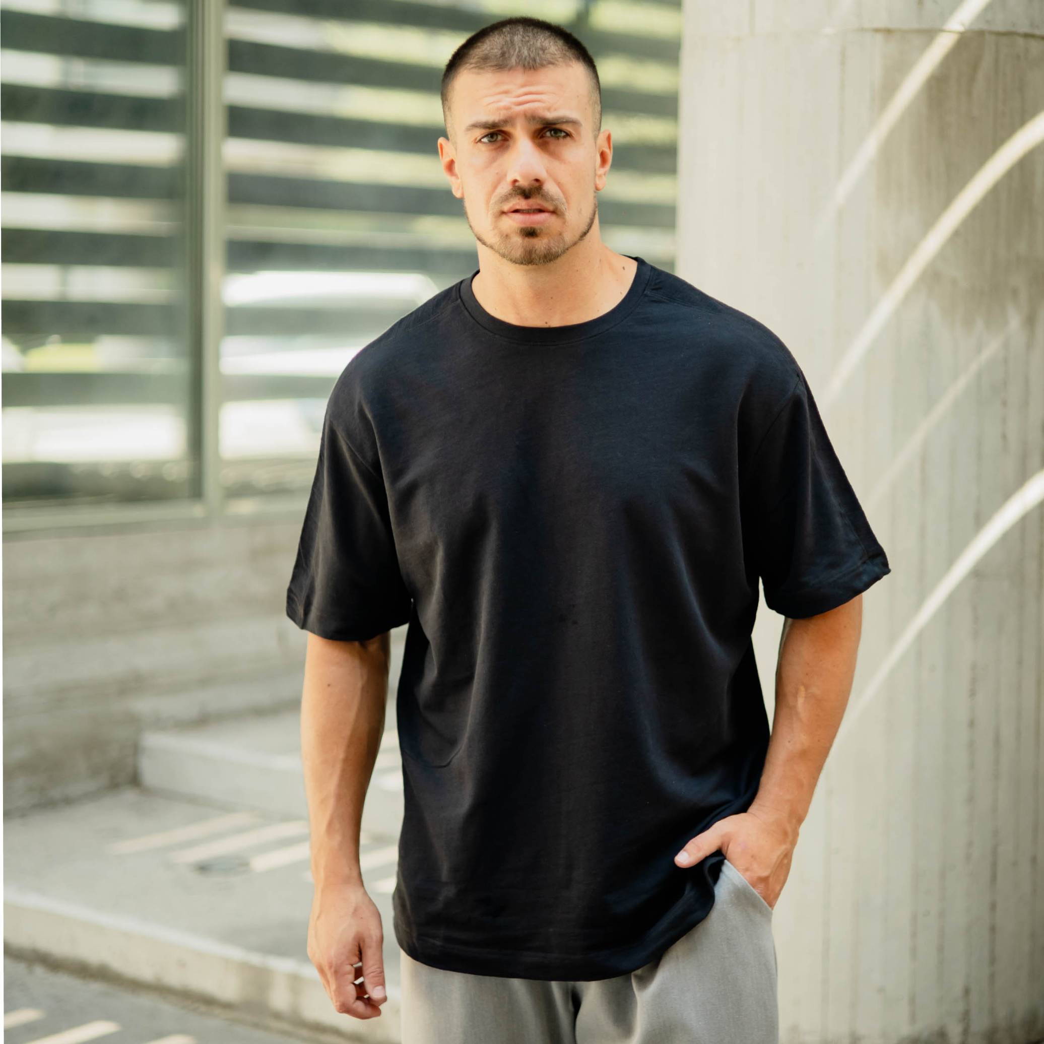 Νέο έργο - 2026-08-11T163710.458 T-shirt μπλούζα γκρι σκούρο σε άνετη γραμμή - Image 1