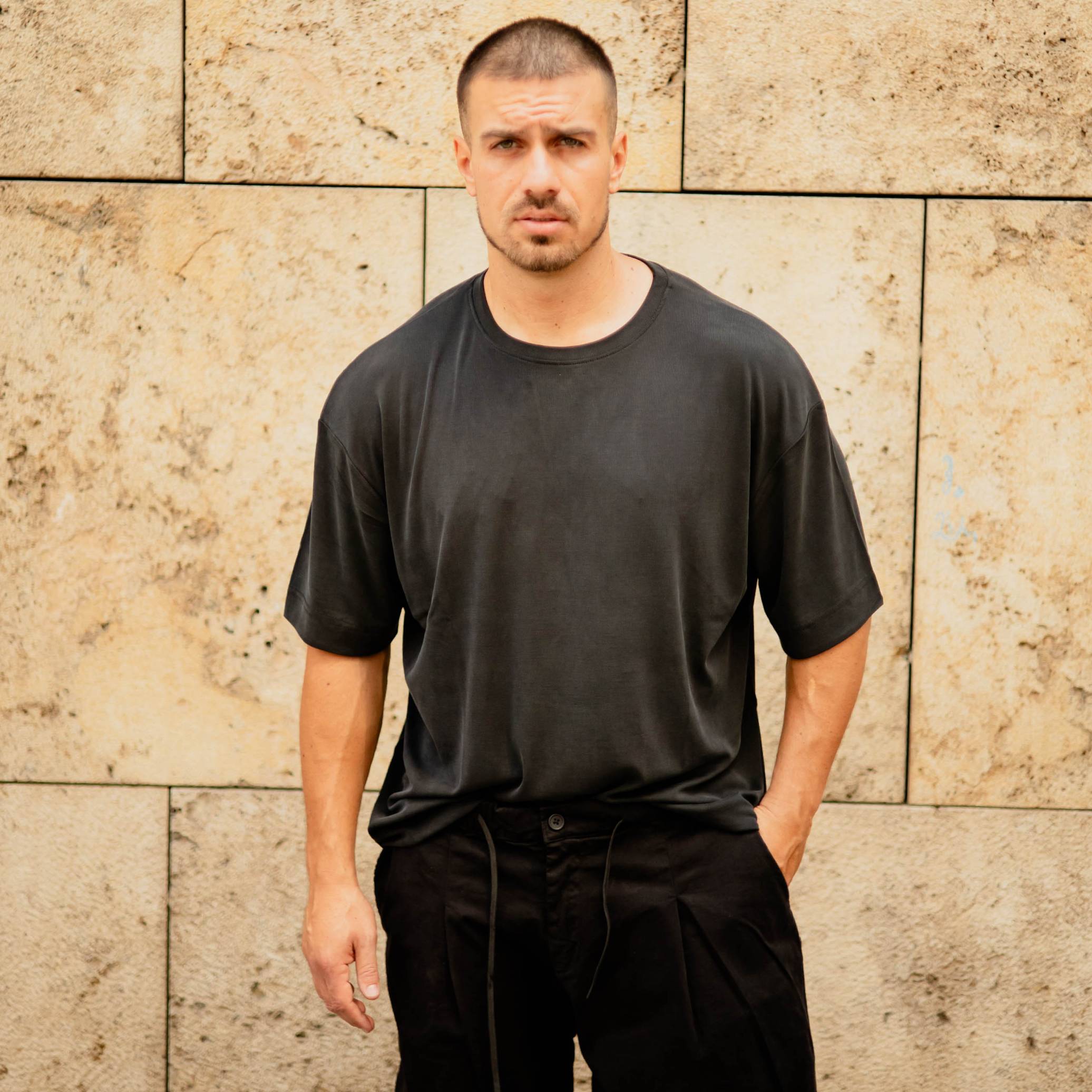 Νέο έργο - 2026-08-11T170246.985 T-shirt μπλούζα γκρι-λαδι σε άνετη γραμμή - Image 1