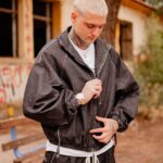 Jean set bomber jacket & παντελόνι cargo σε oversized γραμμή - Image 3