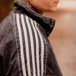Jean set bomber jacket & παντελόνι baggy με ρίγες σε oversized γραμμή - Image 5