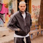Jean set bomber jacket & παντελόνι baggy με ρίγες σε oversized γραμμή - Image 4