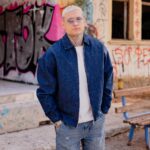 Jean bomber jacket μπλε σε oversized γραμμή