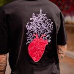 T-shirt μπλούζα red heart μαύρη σε oversized γραμμή - Image 2